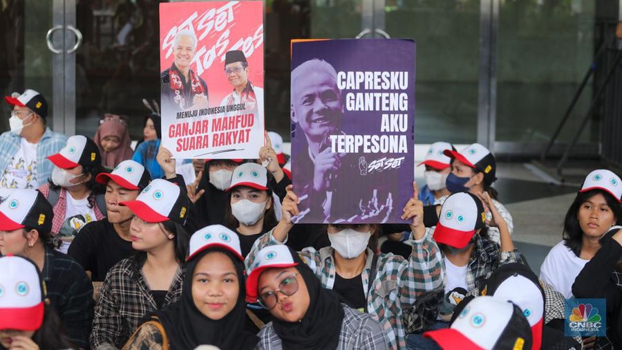 Pendukung pasangan Capres-Cawapres Ganjar Pranowo dan Mahfud MD memberikan dukungan jelang Debat Cawapres Kedua di JCC Senayan, Jakarta, Minggu (21/1/2024). (CNBC Indonesia/Faisal Rahman)