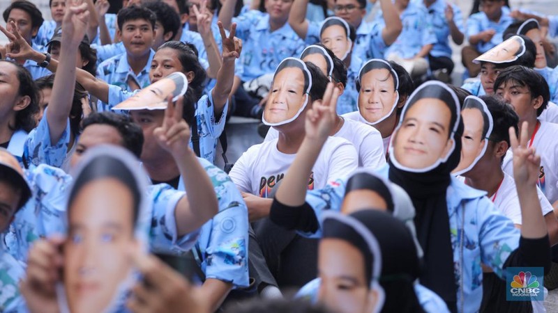 Pendukung pasangan Capres-Cawapres Prabowo Subianto dan Gibran Rakabuming Raka memberikan dukungan jelang Debat Cawapres Kedua di JCC Senayan, Jakarta, Minggu (21/1/2024). (CNBC Indonesia/Faisal Rahman)