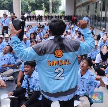 Potret Pendukung Prabowo-Gibran, Pakai Jaket 'Samsul'