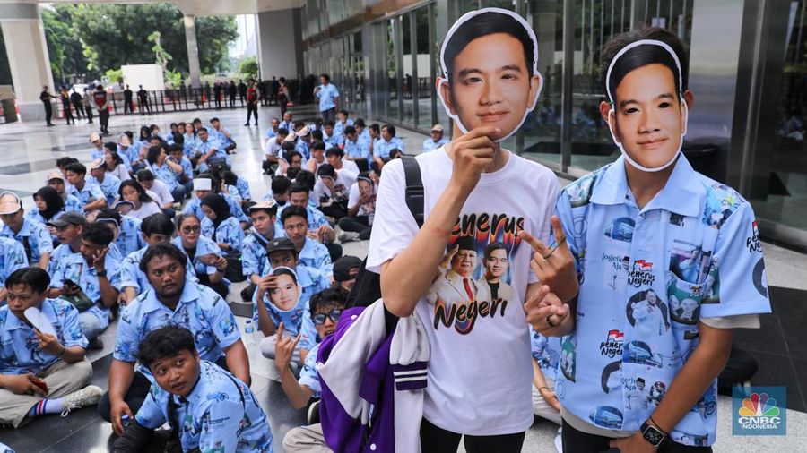 Pendukung pasangan Capres-Cawapres Prabowo Subianto dan Gibran Rakabuming Raka memberikan dukungan jelang Debat Cawapres Kedua di JCC Senayan, Jakarta, Minggu (21/1/2024). (CNBC Indonesia/Faisal Rahman)