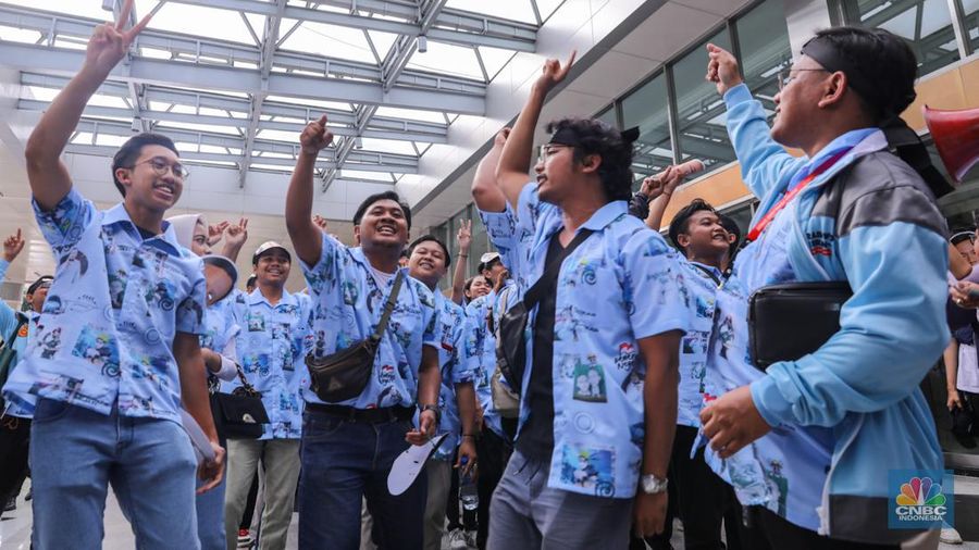 Pendukung pasangan Capres-Cawapres Prabowo Subianto dan Gibran Rakabuming Raka memberikan dukungan jelang Debat Cawapres Kedua di JCC Senayan, Jakarta, Minggu (21/1/2024). (CNBC Indonesia/Faisal Rahman)