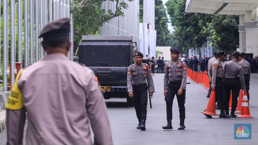 Petugas kepolisian melakukan penyisiran di Jakarta Convention Center (JCC) Senayan, Jakarta, Minggu (21/1/2023). (CNBC Indonesia/Faisal Rahman)