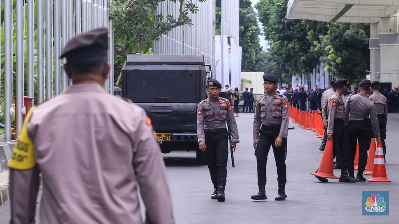 Petugas kepolisian melakukan penyisiran di Jakarta Convention Center (JCC) Senayan, Jakarta, Minggu (21/1/2023). (CNBC Indonesia/Faisal Rahman)