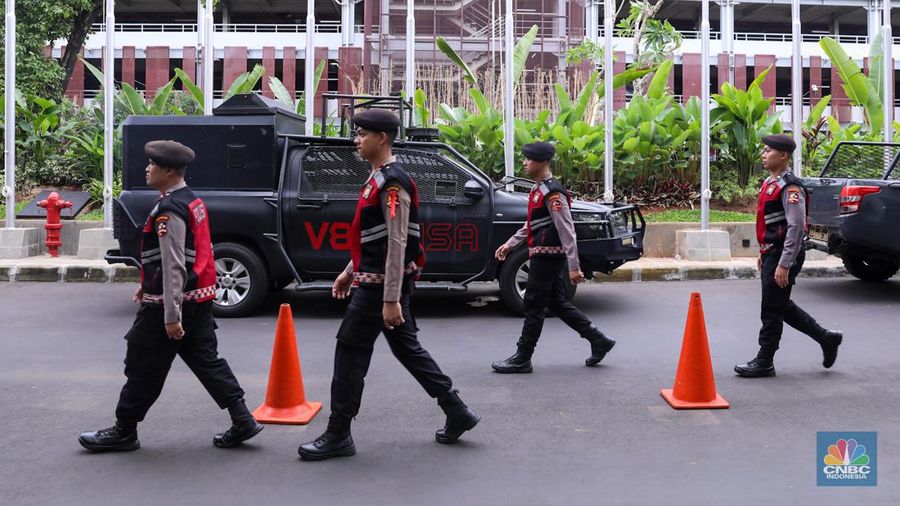 Petugas kepolisian melakukan penyisiran di Jakarta Convention Center (JCC) Senayan, Jakarta, Minggu (21/1/2023). (CNBC Indonesia/Faisal Rahman)