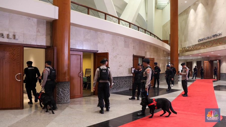 Petugas kepolisian melakukan penyisiran di Jakarta Convention Center (JCC) Senayan, Jakarta, Minggu (21/1/2023). (CNBC Indonesia/Faisal Rahman)