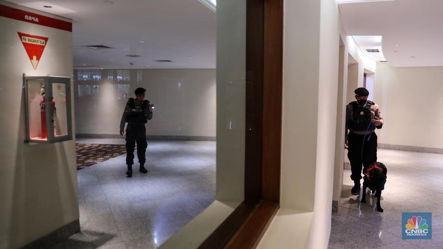 Petugas kepolisian melakukan penyisiran di Jakarta Convention Center (JCC) Senayan, Jakarta, Minggu (21/1/2023). (CNBC Indonesia/Faisal Rahman)