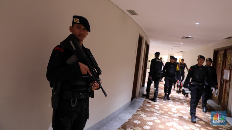 Petugas kepolisian melakukan penyisiran di Jakarta Convention Center (JCC) Senayan, Jakarta, Minggu (21/1/2023). Petugas kepolisian melakukan penyisiran di Jakarta Convention Center (JCC) Senayan, Jakarta, Minggu (21/1/2023). (CNBC Indonesia/Faisal Rahman)