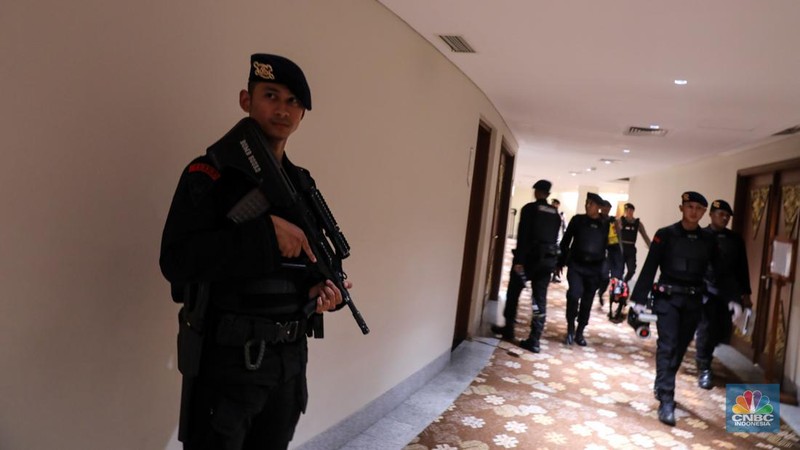 Petugas kepolisian melakukan penyisiran di Jakarta Convention Center (JCC) Senayan, Jakarta, Minggu (21/1/2023). (CNBC Indonesia/Faisal Rahman)