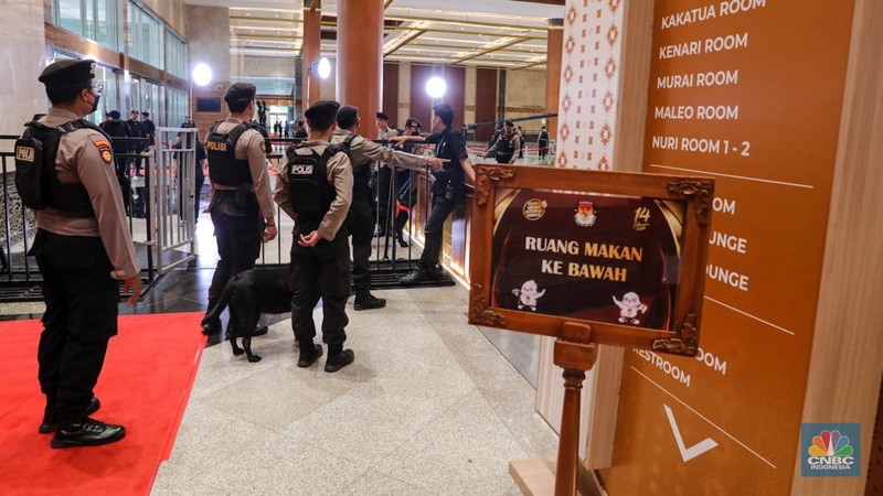 Petugas kepolisian melakukan penyisiran di Jakarta Convention Center (JCC) Senayan, Jakarta, Minggu (21/1/2023). (CNBC Indonesia/Faisal Rahman)