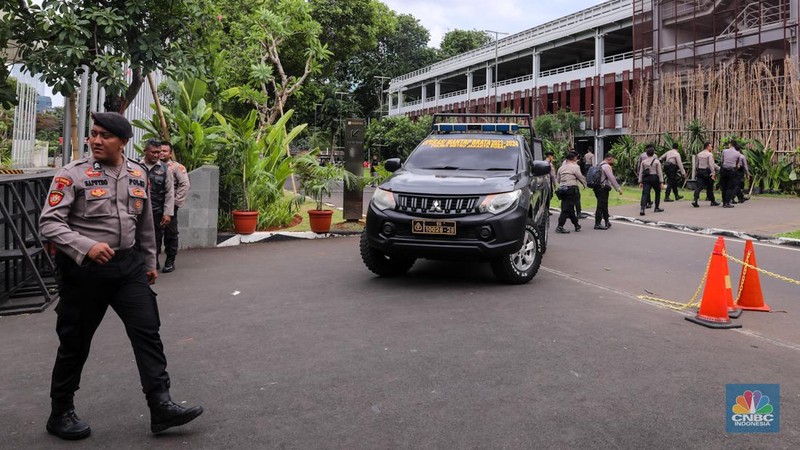 Petugas kepolisian melakukan penyisiran di Jakarta Convention Center (JCC) Senayan, Jakarta, Minggu (21/1/2023). (CNBC Indonesia/Faisal Rahman)
