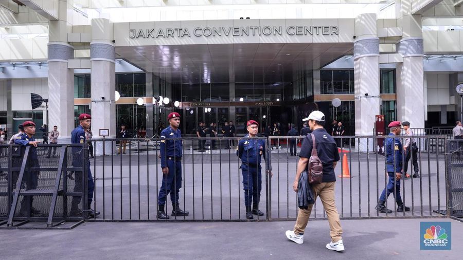 Petugas kepolisian melakukan penyisiran di Jakarta Convention Center (JCC) Senayan, Jakarta, Minggu (21/1/2023). (CNBC Indonesia/Faisal Rahman)