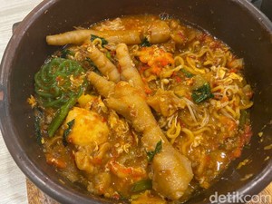 Seblak Teh Betty, Tempat Kulineran Seblak Claypot yang Pedas Nampol
