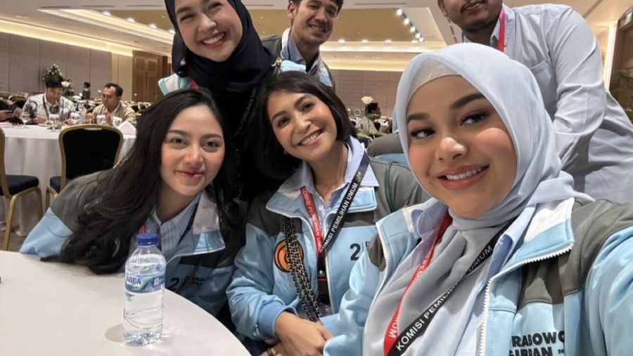 Sejumlah artis menghadiri langsung debat calon wakil presiden Pemilu 2024 di JCC, Jakarta, Minggu, (21/1/2024). (Tangkapan Layar Instagram rachelvennya)