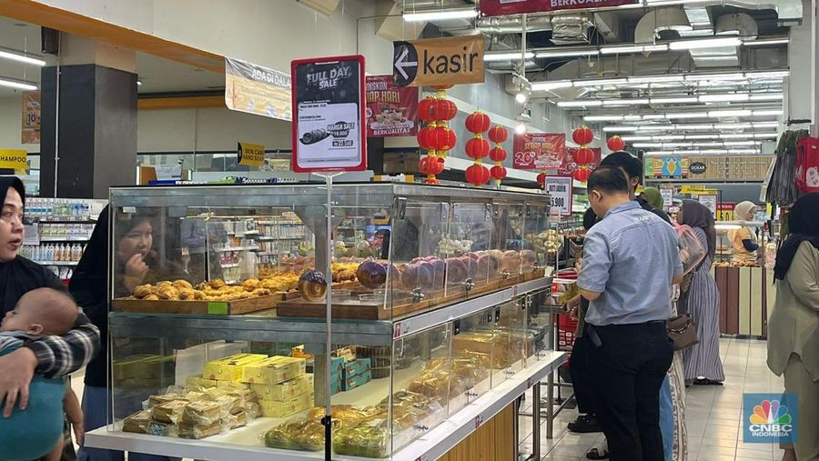 Sejumlah pengunjung memborong Roti viral di Transmart BSD selama promo Transmart Full Day Sale pada Minggu, (21/1/2024). (CNBC Indonesia/Teti Purwanti)