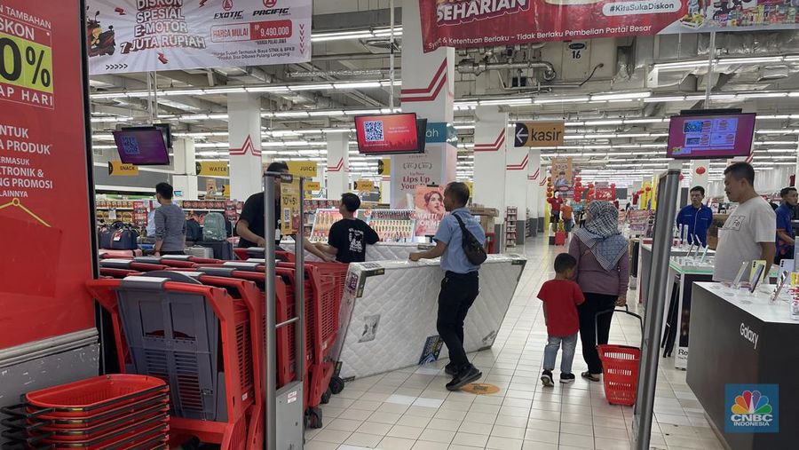 Seorang pengunjung kasur selama promo diskon besar-besaran hingga 50% + 20% hadir kembali di Transmart. (CNBC Indonesia/Teti Purwanti)