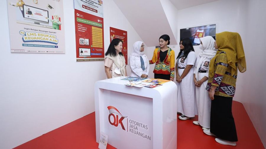 ADK OJK Friderica Widyasari Dewi melakukan kegiatan edukasi di IBS. (Dok. OJK)
