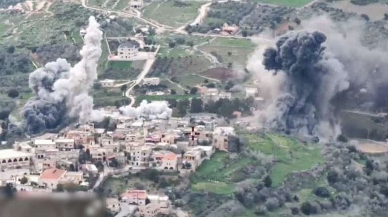 Angkatan Darat Israel merilis video yang menunjukkan serangan terhadap posisi Hezbollah di Lebanon Pada Minggu (21/1/2024). (Tangkapan Layar Video Reuters/ISRAELI ARMY HANDOUT)