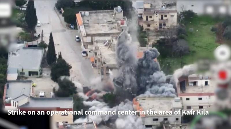 Angkatan Darat Israel merilis video yang menunjukkan serangan terhadap posisi Hezbollah di Lebanon Pada Minggu (21/1/2024). Angkatan Darat Israel merilis video yang menunjukkan serangan terhadap posisi Hezbollah di Lebanon Pada Minggu (21/1/2024). (Tangkapan Layar Video Reuters/ISRAELI ARMY HANDOUT)