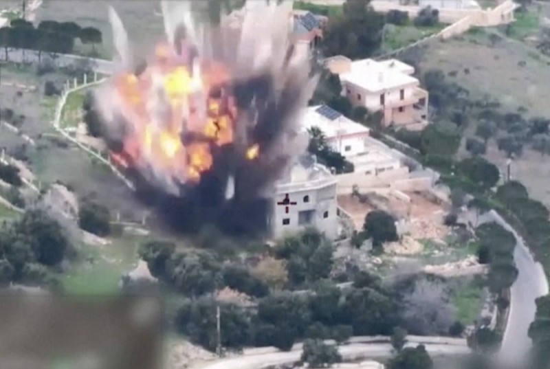 Angkatan Darat Israel merilis video yang menunjukkan serangan terhadap posisi Hezbollah di Lebanon Pada Minggu (21/1/2024). (Tangkapan Layar Video Reuters/ISRAELI ARMY HANDOUT)
