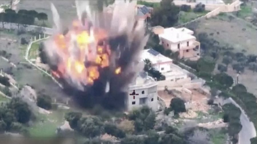 Angkatan Darat Israel merilis video yang menunjukkan serangan terhadap posisi Hezbollah di Lebanon Pada Minggu (21/1/2024). (Tangkapan Layar Video Reuters/ISRAELI ARMY HANDOUT)