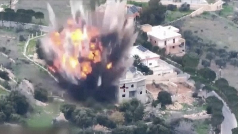 Angkatan Darat Israel merilis video yang menunjukkan serangan terhadap posisi Hezbollah di Lebanon Pada Minggu (21/1/2024). (Tangkapan Layar Video Reuters/ISRAELI ARMY HANDOUT)