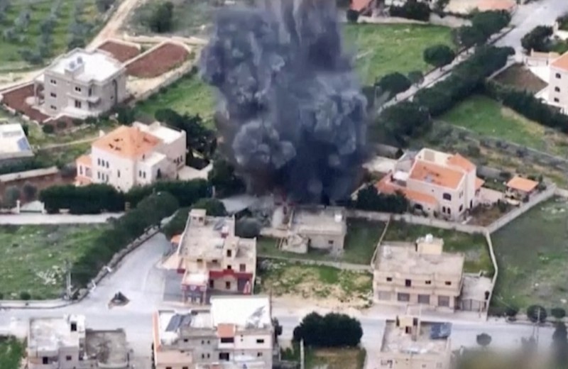 Angkatan Darat Israel merilis video yang menunjukkan serangan terhadap posisi Hezbollah di Lebanon Pada Minggu (21/1/2024). Angkatan Darat Israel merilis video yang menunjukkan serangan terhadap posisi Hezbollah di Lebanon Pada Minggu (21/1/2024). (Tangkapan Layar Video Reuters/ISRAELI ARMY HANDOUT)