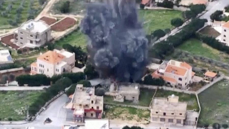 Angkatan Darat Israel merilis video yang menunjukkan serangan terhadap posisi Hezbollah di Lebanon Pada Minggu (21/1/2024). (Tangkapan Layar Video Reuters/ISRAELI ARMY HANDOUT)