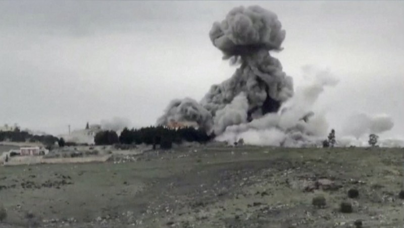 Angkatan Darat Israel merilis video yang menunjukkan serangan terhadap posisi Hezbollah di Lebanon Pada Minggu (21/1/2024). (Tangkapan Layar Video Reuters/ISRAELI ARMY HANDOUT)