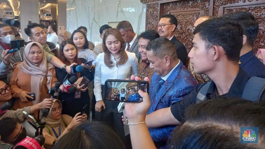 Artis Dangdut Inul Daratista, Pengacara Hotman Paris Hutapea dan Ketua Apindo Hariyadi Sukamdani memberikan keterangan kepada media setelah pertemuan dengan para pengusaha hiburan dan perhotelan di Graha Sawala, Gedung Ali Wardhana, Jakarta Pusat, Senin (22/1/2024). (Arrijal Rachman)