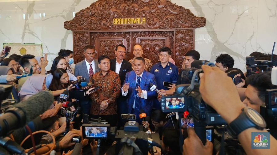 Artis Dangdut Inul Daratista, Pengacara Hotman Paris Hutapea dan Ketua Apindo Hariyadi Sukamdani memberikan keterangan kepada media setelah pertemuan dengan para pengusaha hiburan dan perhotelan di Graha Sawala, Gedung Ali Wardhana, Jakarta Pusat, Senin (22/1/2024).