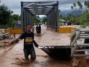 Update Banjir Touna Sulteng: 1 Orang Meninggal-7 Rumah Hanyut Terbawa Arus