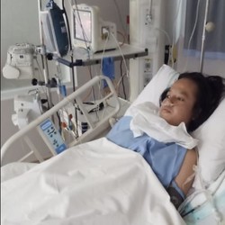 Akibat Ditabrak Tronton, Anak Piatu Pekerja Serabutan Berjuang Sembuh