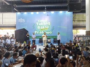 Momen Prabowo Temui Tukang Bakso hingga Joget Bareng di Bekasi