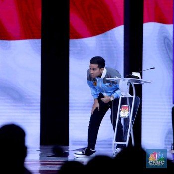 Momen Gibran Cari-Cari Jawaban Mahfud MD saat Debat Cawapres