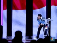 Momen Gibran Cari-Cari Jawaban Mahfud MD saat Debat Cawapres