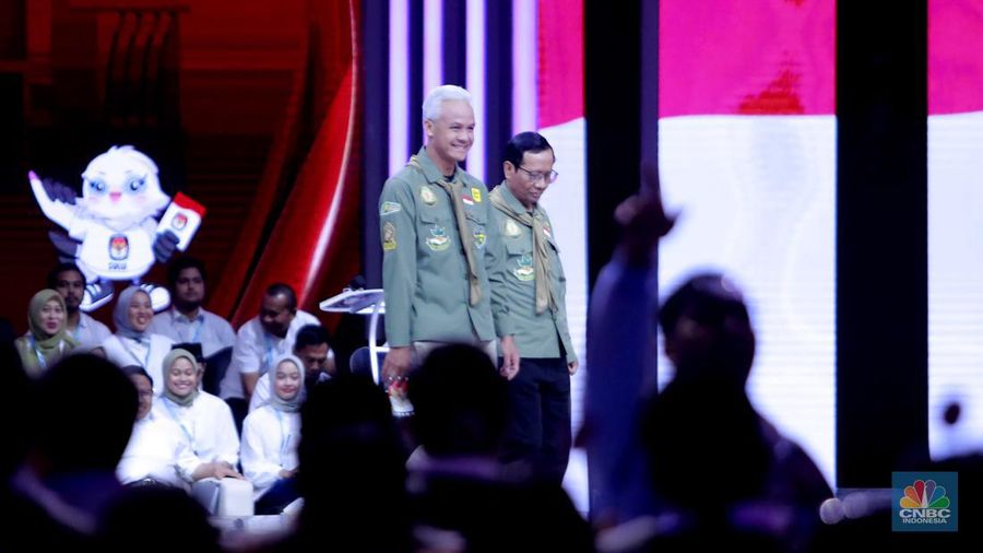 Pasangan Capres-Cawapres Ganjar Pranowo dan Mahfud MD memberikan keteragan usai Debat Cawapres Kedua di JCC Senayan, Jakarta, Minggu (21/1/2024). (CNBC Indonesia/Faisal Rahman)