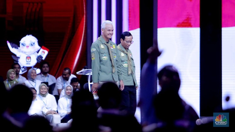 Pasangan Capres-Cawapres Ganjar Pranowo dan Mahfud MD memberikan keteragan usai Debat Cawapres Kedua di JCC Senayan, Jakarta, Minggu (21/1/2024). (CNBC Indonesia/Faisal Rahman)