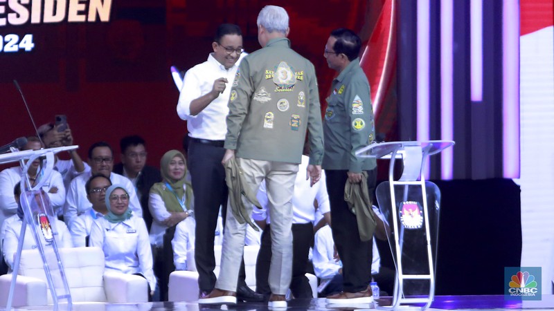 Pasangan Capres-Cawapres Ganjar Pranowo dan Mahfud MD memberikan keteragan usai Debat Cawapres Kedua di JCC Senayan, Jakarta, Minggu (21/1/2024). (CNBC Indonesia/Faisal Rahman)