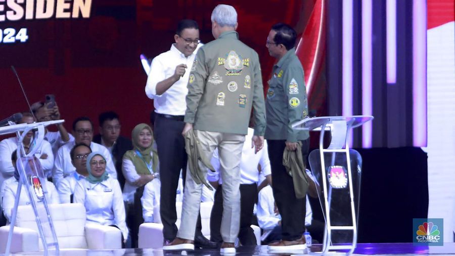 Pasangan Capres-Cawapres Ganjar Pranowo dan Mahfud MD memberikan keteragan usai Debat Cawapres Kedua di JCC Senayan, Jakarta, Minggu (21/1/2024). (CNBC Indonesia/Faisal Rahman)