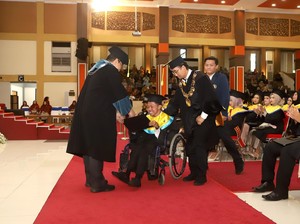 Keren! Duwi dan Elo Wisudawan UB Buktikan Fisik Terbatas Tak Halangi Mimpi