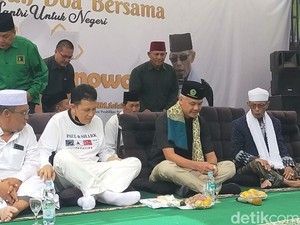 Sambangi Ponpes di Lampung, Ganjar: Maaf Nggak Bisa Ngebut, Jalan Rusak