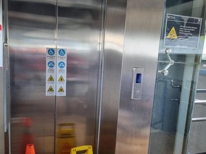 Penumpang Keluhkan Lift Halte TransJ Cikoko Tak Bisa Dipakai