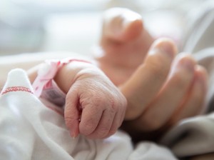 Bayi Laki-laki Ditemukan Terbungkus Plastik Merah di Pantai Pandeglang
