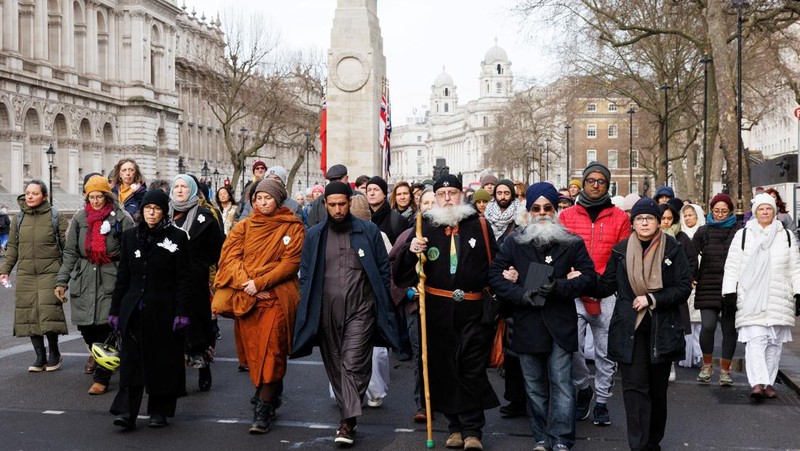 People take part in a cross-faith peace march attempting to bridge divisions over the conflict between Israel and the Palestinian Islamist group Hamas, which is causing rising levels of Islamophobia and antisemitism, in London, Britain, January 21, 2024 REUTERS/Belinda Jiao