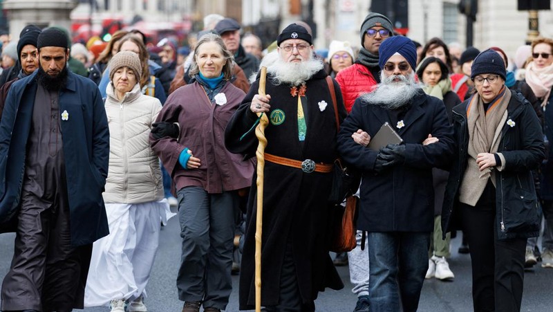People take part in a cross-faith peace march attempting to bridge divisions over the conflict between Israel and the Palestinian Islamist group Hamas, which is causing rising levels of Islamophobia and antisemitism, in London, Britain, January 21, 2024 REUTERS/Belinda Jiao