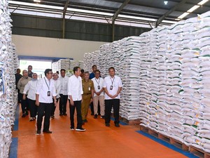 Jokowi Tinjau Gudang Bulog di Temanggung, Cek dan Salurkan Bantuan Beras