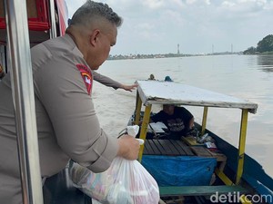 Susuri Sungai Batanghari, Kapolda Jambi Salurkan Bantuan ke Korban Banjir