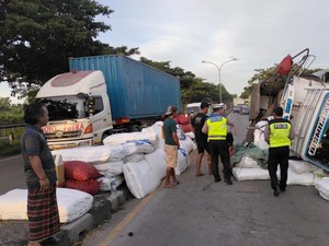 Kecelakaan Karambol Libatkan 3 Truk dan 2 Motor di Babat Lamongan