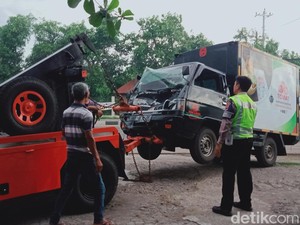 Tabrakan Beruntun 2 Mobil-1 Motor di Delanggu Klaten