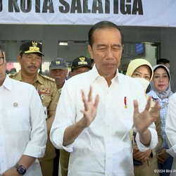 Jokowi Ngeluh Macet Saat Bagi-Bagi 5.000 Sertifikat Tanah di Wonosobo